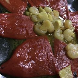 Piquillos al ajillo con gambas