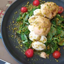 Ensalada de helado de tomate y albahaca con mozarrella