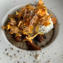 Huevo poché trufado