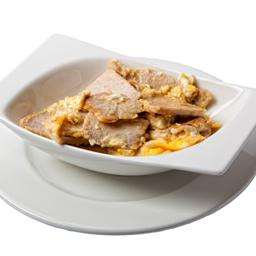 REVUELTO DE LOMO DE ORZA CON HUEVOS CAMPEROS