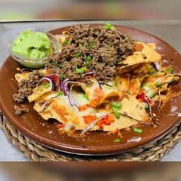 Nachos con Queso, Carne y Guacamole