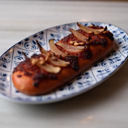 Sobrasada con miel, cebollita y piñones 