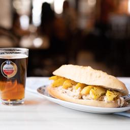 Pollo asado con all-i-oli de limón y tomillo y patatas asadas