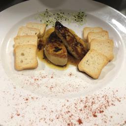 Foie braseado con reducción de naranja natural y lascas de sal 