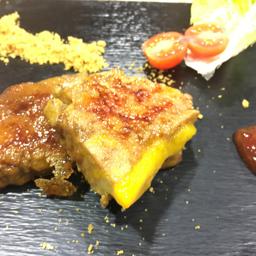Mi-cuit casero con mermelada de tomate