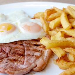 churrasco con dos huevos y patatas