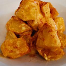 Nuestras patatas bravas cocinadas en dos temperaturas