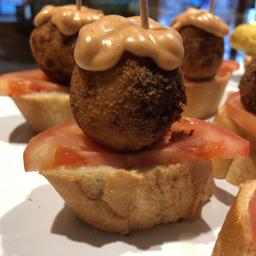 20. Bomba rellena de salsa boloñesa 