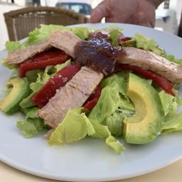 Ventresca de atún en conserva con pimientos del piquillo confitados, huevo y mahonesa de srirashaa