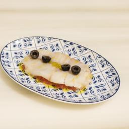 Bacalao ahumado con tomate y aceitunas negras  con aceite de la Comunitat Valenciana
