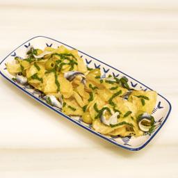 Papas con boquerones, olivas y salsa Mery