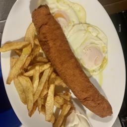 flamenquin con dos huevos y patatas