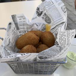 Croquetas de puchero con ali-oli de hierbabuena