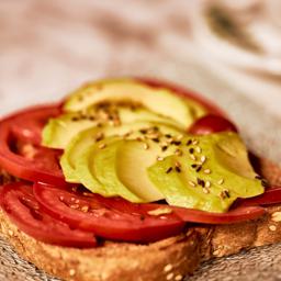 Tostada  de Aguacate y Tomate