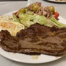 Bistec + huevo frito + ensalada