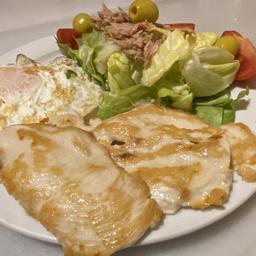 Pechuga de pollo + huevo frito + ensalada 