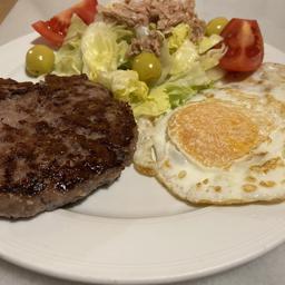 Hamburguesa + huevo + ensalada 