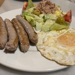 Salchichas + huevo frito + ensalada 