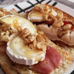 Tosta de Bacon y queso de cabra