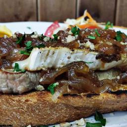 Tosta de solomillo con queso de cabra.