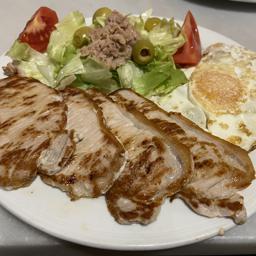 Lomo + huevo frito + ensalada 
