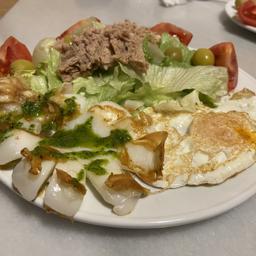 Sepia a la plancha + huevo frito+ ensalada 