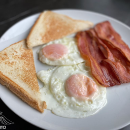 Huevos con Bacon y Tostada