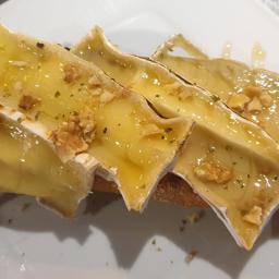 Tosta de queso miel y orégano