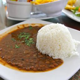 Arroz con menestra y fritada
