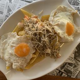Huevos Rotos con Gulas y Gambas 