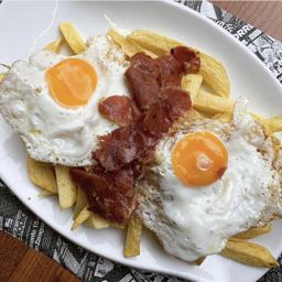 Huevos Rotos con Jamón Serrano 