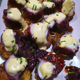 PULPO CON EMULSION SINALOENSE SOBRE PATATA A FEIRA