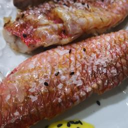 SALMONETES DE ROCA CON ESCAMAS CRUJIENTES