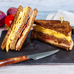 Sándwich de bacon, queso y tortilla