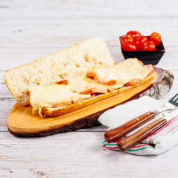 Bocadillo de lomo frito con queso
