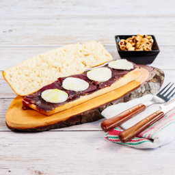 Bocadillo de cecina y queso den cabra