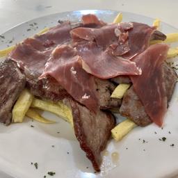 Presa ibérica de bellota con patatas y jamón ibérico
