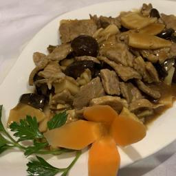 81. Cerdo con bambú y setas