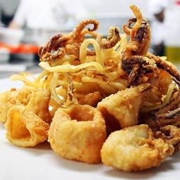 Patas de calamar fritos