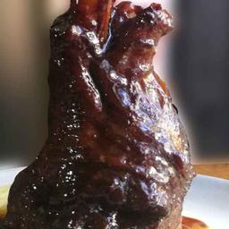 JARRETES DE TERNASCO (I. G. P.) SOBRE CREMOSO DE COLIFLOR