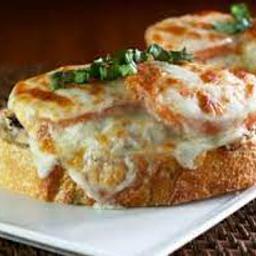 Tostada  de atún con tomate y queso fundido