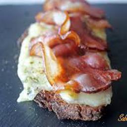 Tostada de bacon con tomate y queso fundido