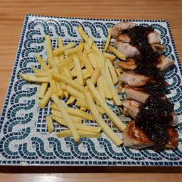 Medallones de solomillo con cebolla caramelizada al oporto.