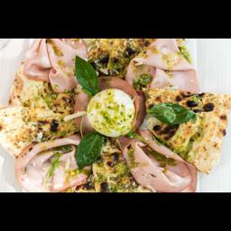 Burrata mortadella y pistacho