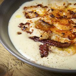 PULPO AHUMADO CON PURÉ CREMOSO