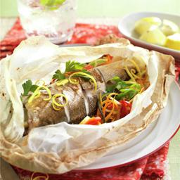 LUBINA EN PAPILLOTTE DE HOJA DE PLATANO