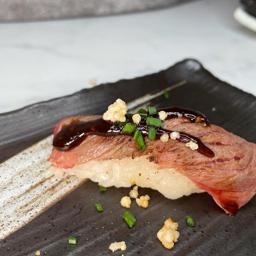 NIGIRI LOMO ANGUS CON SALSA PIMIENTA NEGRA