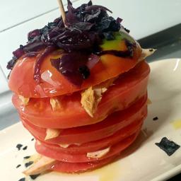 MILHOJAS DE TOMATE, VENTRESCA Y CEBOLLA CONFITADA