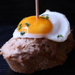 Atún mayonesa y huevo de codorniz