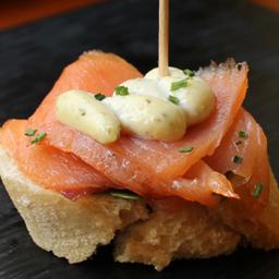 Salmón y rúcula con salsa tártara